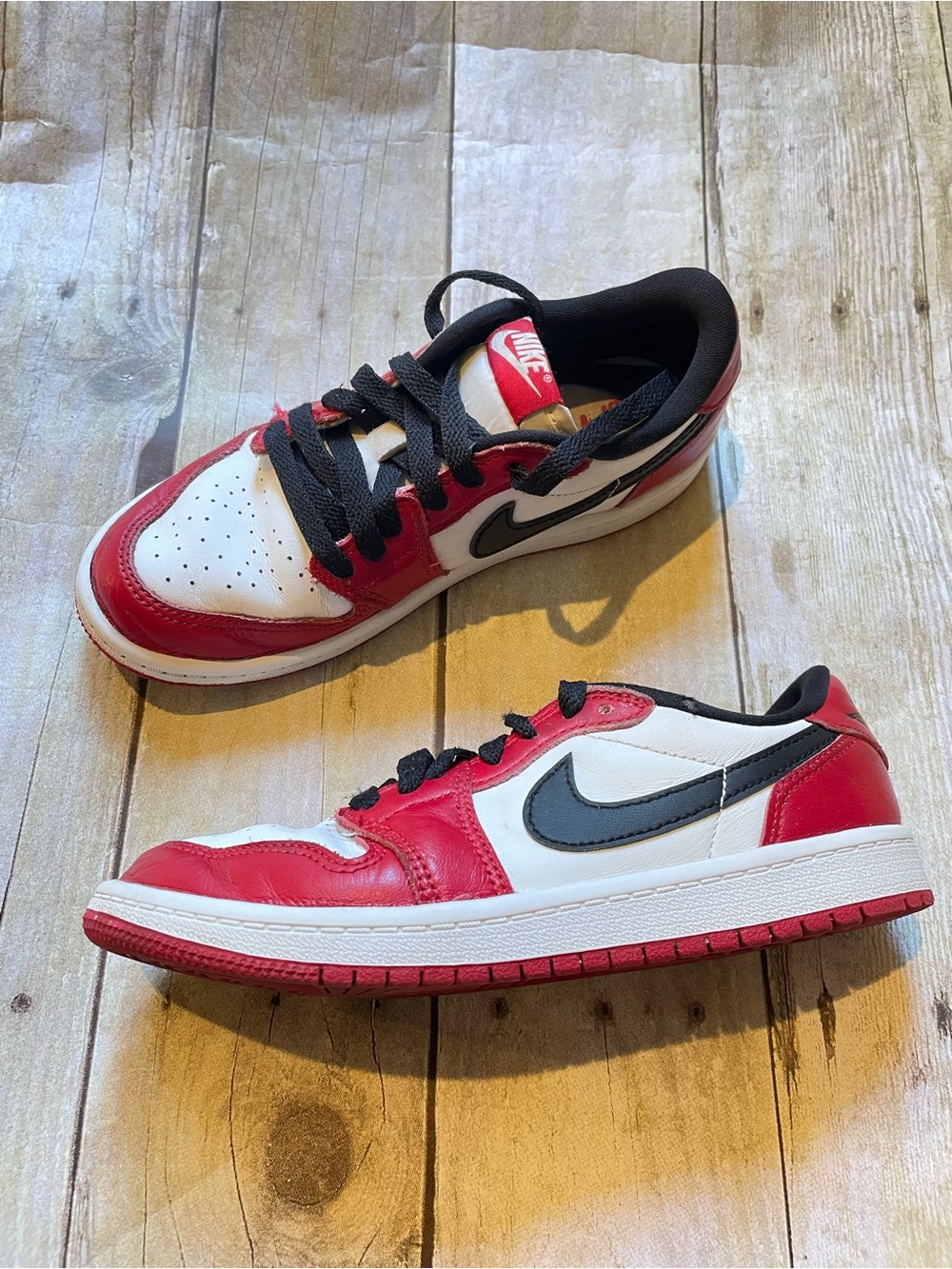 Nike Air Jordan 1 Low Chicago Sneakers in Red, White & Black boys size 2.5Y